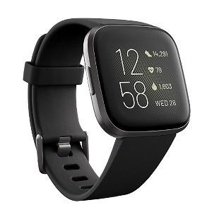 Ｆｉｔｂｉｔ　Ｖｅｒｓａ　２　Ａｌｅｘａ搭載　スマートウォッチ　Ｂｌａｃｋ／Ｃａｒｂｏｎ　Ｌ／Ｓ　サイズ ＦＢ５０７ＢＫＢＫ−ＦＲＣＪＫ
