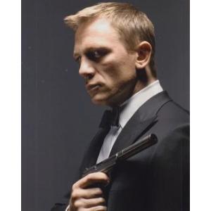 ブロマイド写真（外国製）『007／慰めの報酬』／銃を構えて狙う