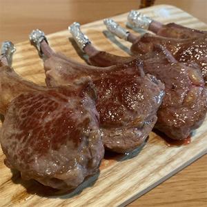 ふるさと納税 旭川市 骨付き”ラムチョップジンギスカン”良質で濃厚な香りと味わいを(100〜120g×5〜6本)計600g