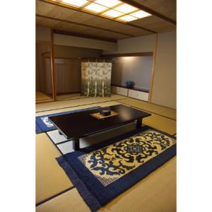 ふるさと納税 佐賀市 鍋島緞通【手織】花菱龍唐草縁まんじ文　玉子地(95×191cm)