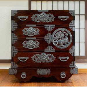 ふるさと納税 利府町 【錠前:彫金手打金具】仙台箪笥　中型車箪笥　拭き漆塗り(お申込書返送後3ヵ月〜8ヵ月程度でお届け)