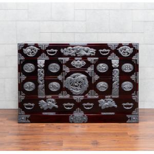 ふるさと納税 利府町 仙台箪笥 四・五尺部屋箪笥 木地呂漆塗り 彫金手打金具(宝尽くし) 申込書返送後8〜12ヶ月でお届け