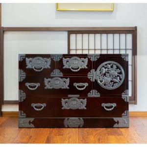 ふるさと納税 利府町 【扉:彫金手打金具】仙台箪笥 三・五尺横長箪笥 拭き漆塗り(薔薇に蝶) 申込書返送後6〜8ヶ月発送