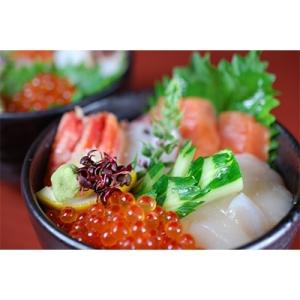 ふるさと納税 北見市 2022年2月発送開始『定期便』贅沢海鮮丼4個入りセット【北海道北見市加工】全3回