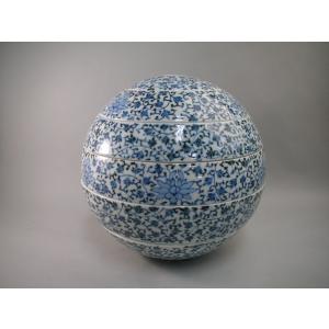 有田焼 李荘窯：染付市松文（混柄） 珠型三段重☆ 有田焼 李荘窯：染付市松文（混柄） 珠型三段重☆