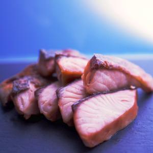 天然 秋鮭 (白鮭) 燻製切り身 6〜8切れ入り 150g x 2パック スモークサーモン 加熱用の商品画像