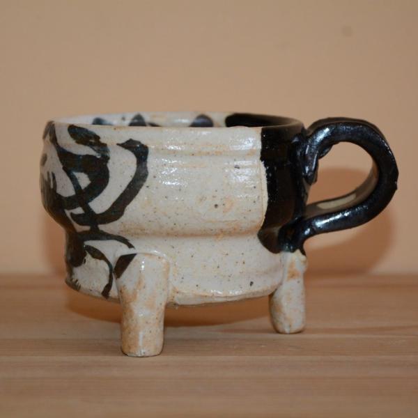 美濃焼　黒織部カニ文マグカップ　コーヒーカップ　早蕨窯　佐藤和次　[美術工芸備前]