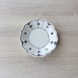 有田焼 泡化粧 ハーフ菊割16cmプレート 黒 白 デザート皿 取り皿