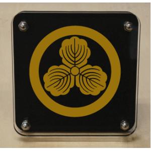 家紋盾100mm【丸に剣桜】二層式のおしゃれな家紋盾です