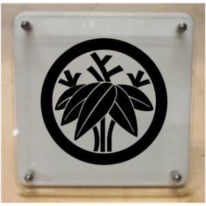 家紋盾100mm　二層式の家紋盾　スタンド式の家紋盾　人気の家紋盾　金色家紋・黒色家紋おしゃれな家紋盾　短納期１〜２営業日で