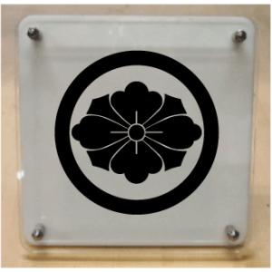 家紋　丸に剣花角　額縁　額装　金箔　24KGP 丸に剣花角 金色額入り家紋 縦型 額入りの家紋 当店のお勧め商品です