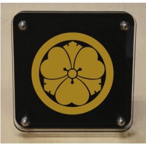 丸に剣片喰（けんかたばみ） 家紋盾150mm スタンド型二層式の家紋盾