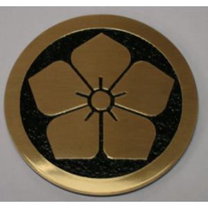 丸に剣花角 金色額入り家紋 縦型 額入りの家紋 当店のお勧め商品です