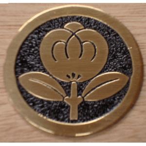 丸に違い鷹の羽 高級家紋エッチングエンブレム50mm : ヤマトデザイン