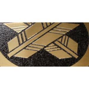 丸に違い矢 8cm 高級家紋エッチングエンブレム