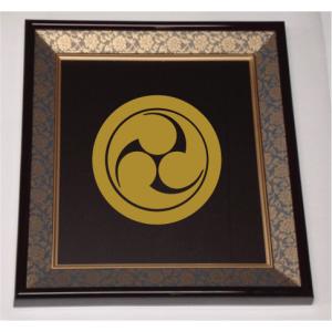 丸に松皮菱 金色額入り家紋 縦型 大判サイズ 額入りの家紋 丸に松皮菱