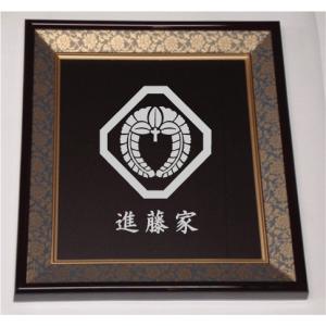 色紙額入り家紋【丸に三つ松皮菱】大好評の紺ドンス仕上げの額入り家紋