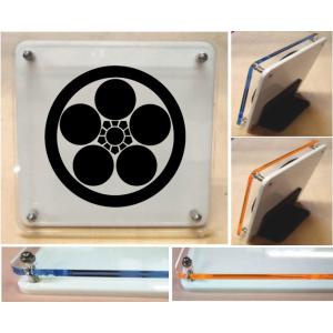 家紋盾【丸に梅鉢2】アクリル製カラーエッジ　スタンド型二層式の家紋盾10cm