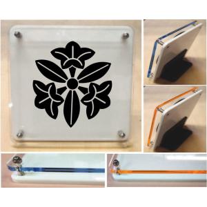 三つ葉竜胆　家紋盾　アクリル製カラーエッジ　スタンド型二層式の家紋盾10cm