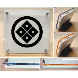 家紋盾【丸に隅立て四つ目】アクリル製カラーエッジ　スタンド型二層式の家紋盾10cm