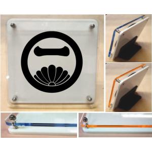 丸に覗き菊に一の字　家紋盾　アクリル製カラーエッジ　スタンド型二層式の家紋盾10cm