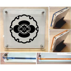 雪輪に木瓜　家紋盾　アクリル製カラーエッジ　スタンド型二層式の家紋盾10cm