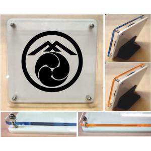 丸に山形に左三つ巴　家紋盾　アクリル製カラーエッジ　スタンド型二層式の家紋盾10cm