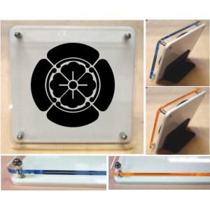 四方木瓜　家紋盾　アクリル製カラーエッジ　スタンド型二層式の家紋盾150mm