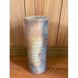 遠鉄百貨店ギャラリー購入】備前焼 筒花入 銘あり｜高さ19cm｜焼締花器｜モダン 遠鉄百貨店ギャラリー購入】備前焼 筒花入 銘あり｜高さ19cm｜焼締花器