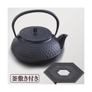 鉄瓶 岩鋳 南部鉄瓶 5型新亀甲 （釜敷き付き） 南部鉄器 日本製 直火 ホーローなし 茶こし付き ...