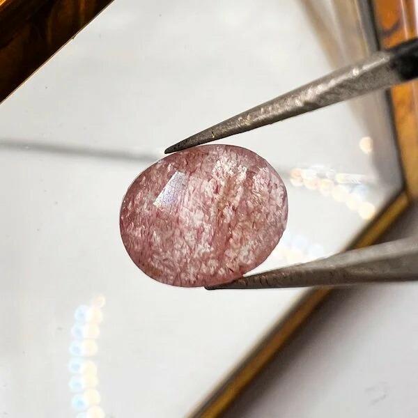 【メール便】ストロベリークォーツローズカット オーバル 8mm×6mm＜オマケ付き / 鑑別書別売＞...