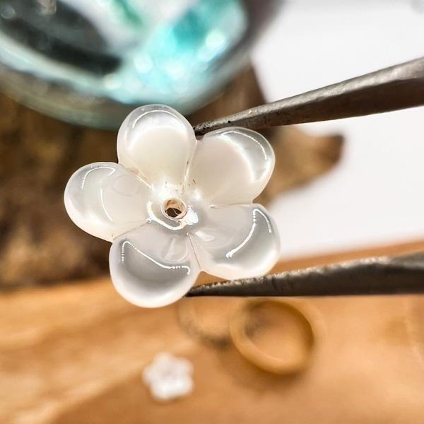 【メール便】白蝶貝 穴あり 8.2ｍｍ×8.2ｍｍ P84880040-34♪ 天然石 ルース 宝石...