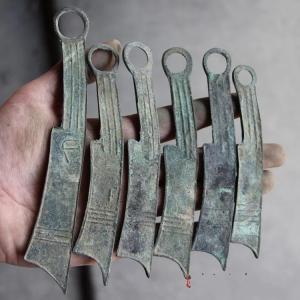 古銭風のブロンズ風置物 中国古銭型金属工芸品 ...の詳細画像4