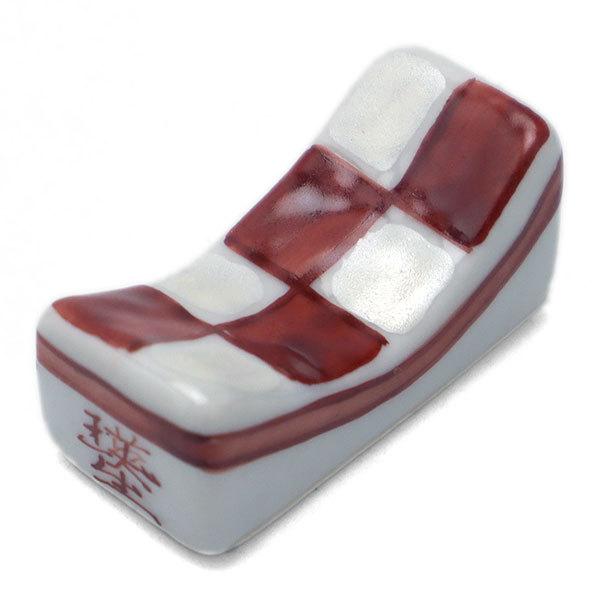 九谷焼：市松文様一山箸置・赤・九谷美陶園《箸置き》