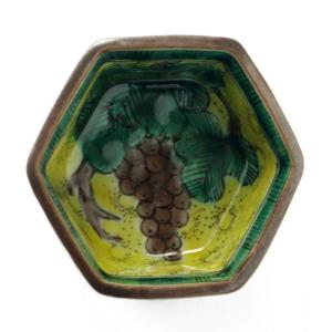 ⭐九谷焼 重鎮 吉田美統 人間国宝 金銀彩 酒器 ぐい呑み コレクション 骨董品 九谷焼 吉田美統【人間国宝】九谷焼ぐい呑み 金襴手花唐草 緑 : 北山堂