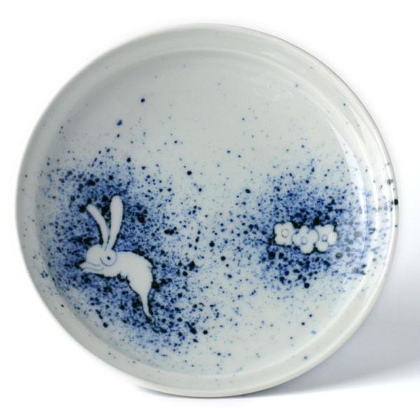 染付吹墨花に兎5寸皿・阪東晃司《小皿・15.2cm》