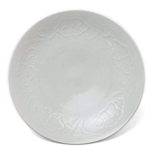 白磁：白磁陽刻牡丹文7.5寸皿・阿部春弥《中皿・直径22.0cm》