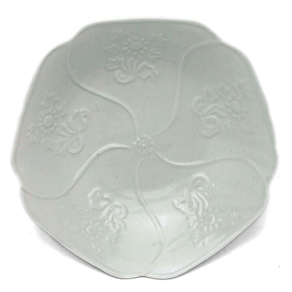 白磁：白磁陽刻菊花文輪花皿・阿部春弥《中皿・16.5cm》