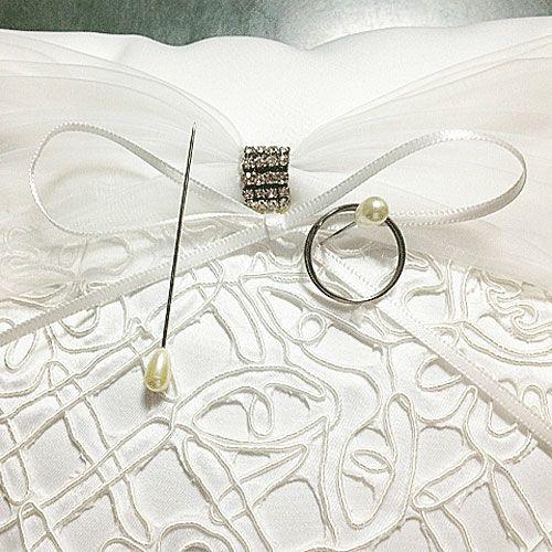 コサージュピン ハットピン リングピローに指輪をとめる