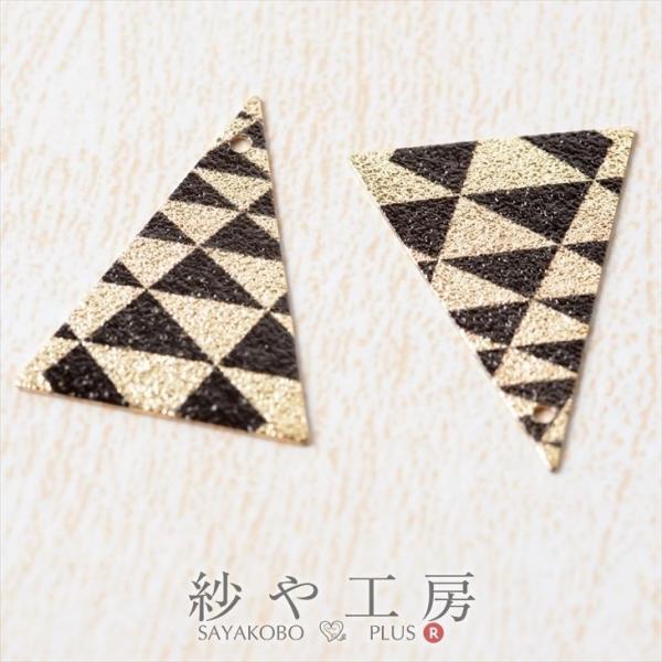 メタルチャーム 三角形 幾何学三角模様(約25x18mm)2個 ブラックxゴールド スチール 通し穴...