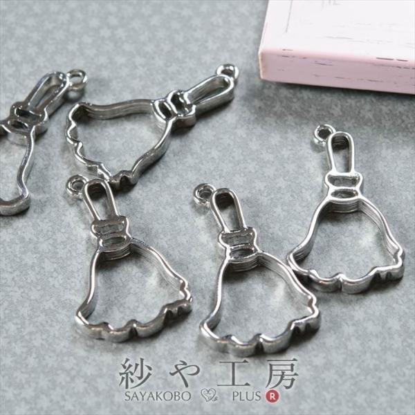 空枠 ハロウィン 魔法使いのほうき（大） シルバー 24mm 5個 5ヶ フレーム レジン 型 枠 ...