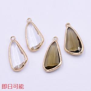 【即日可能】高品質ガラスストーンチャーム 変形しずく型 1カン 14×28mm ゴールド【2ヶ】