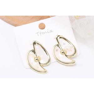 デザインピアス 不規則型 樹脂貼り シェルパウ...の詳細画像3