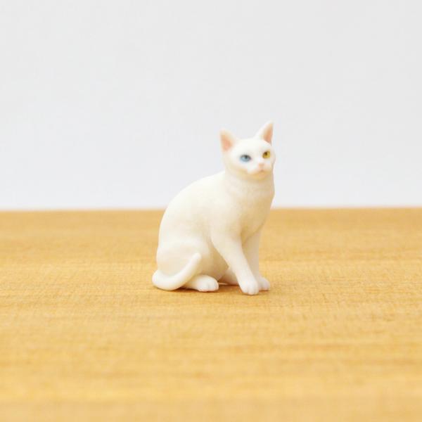 白猫（オッドアイ）のミニチュアフィギュア