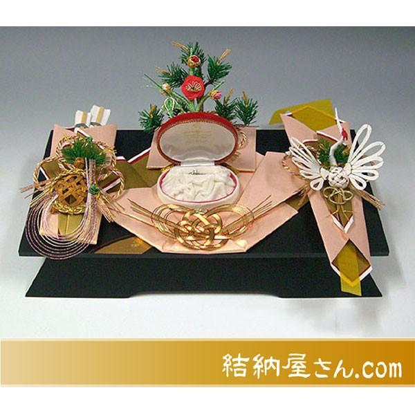 結納 指輪メインの結納品 孔雀指輪セット（黒台アレンジ）（毛せん付）