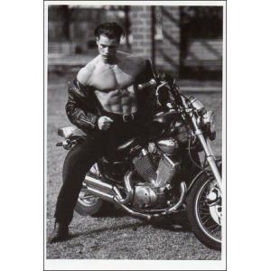 ポストカード モノクロ写真 男性とバイク