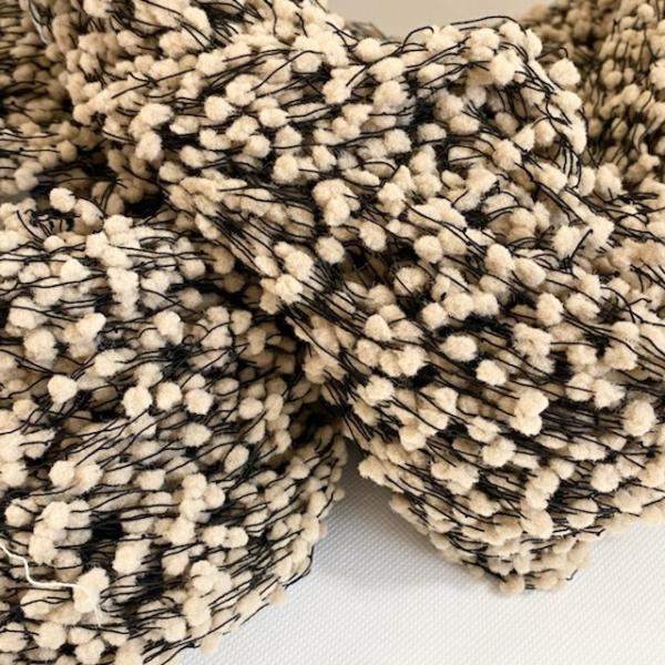 ベージュポンポン糸♪　紙管込およそ80ｇ　コーン巻