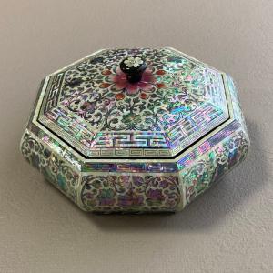 韓国製　八角螺鈿細工　漆器　螺鈿細工　小物入れ 韓国伝統工芸品、 螺鈿細工八角箱、 中華風おひつ、菓子器、小物入れ