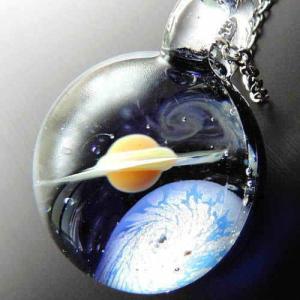 １点物、土星＆地球・月ガラスネックレス メンズネックレス 土星＆宇宙ガラスネックレス  宇宙ガラス 宇宙ネックレス 日本製　ハンドメイド＜DEEP BLUE＞