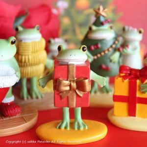 カエル 置物 クリスマス サンタ プレゼントの中｜zakka-petanko